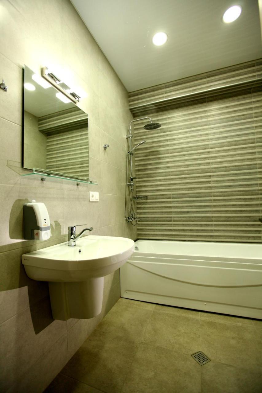 Irakli'S Rooms Tbilisi Bagian luar foto